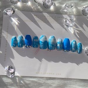 Head In The Clouds||Press-on Nail Set